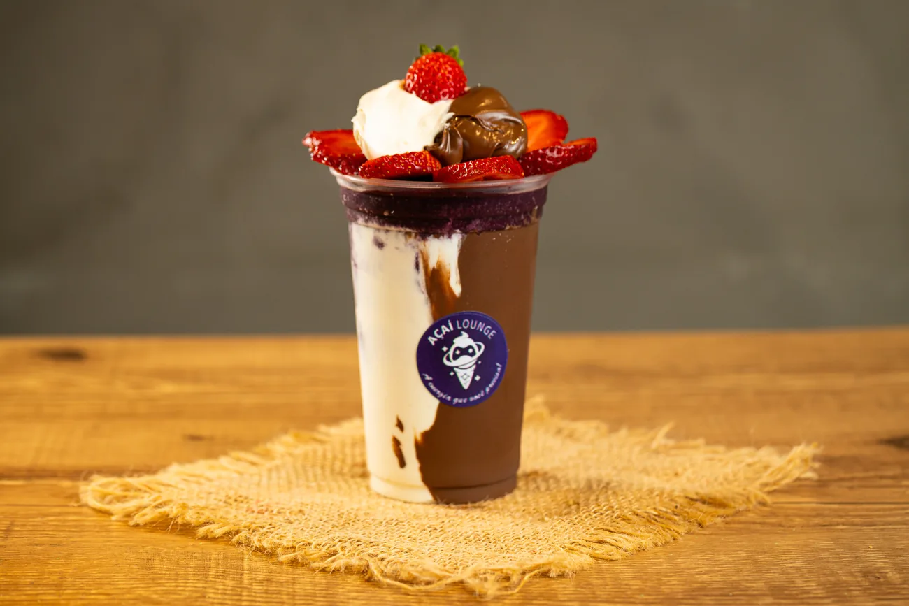 Açaí Original X Especial com morango, creme Ninho e Nutella